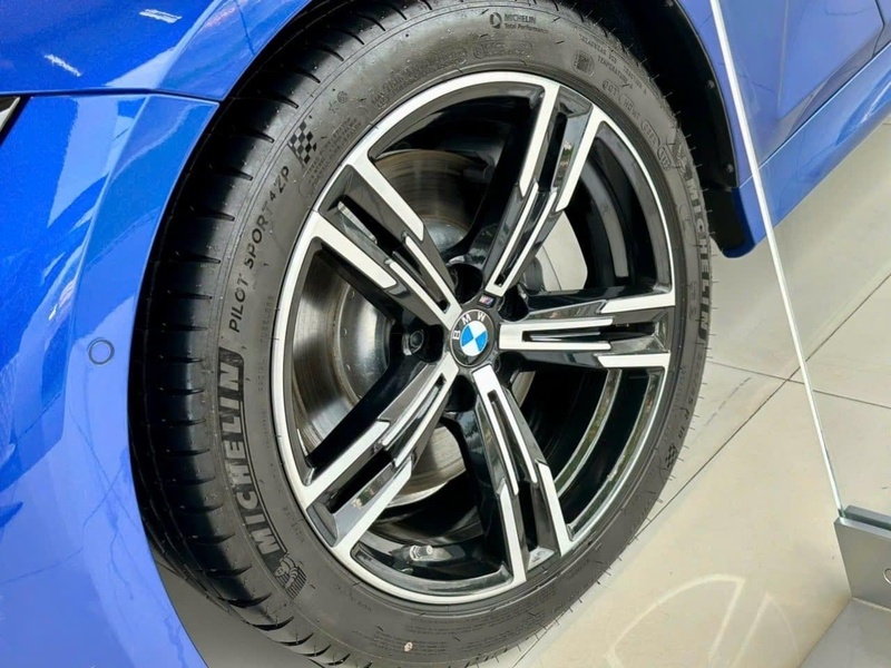 330i m sport portimao blue 10 Giá xe BMW 330i M Sport 2023 | Giá lăn bánh 330i M Sport