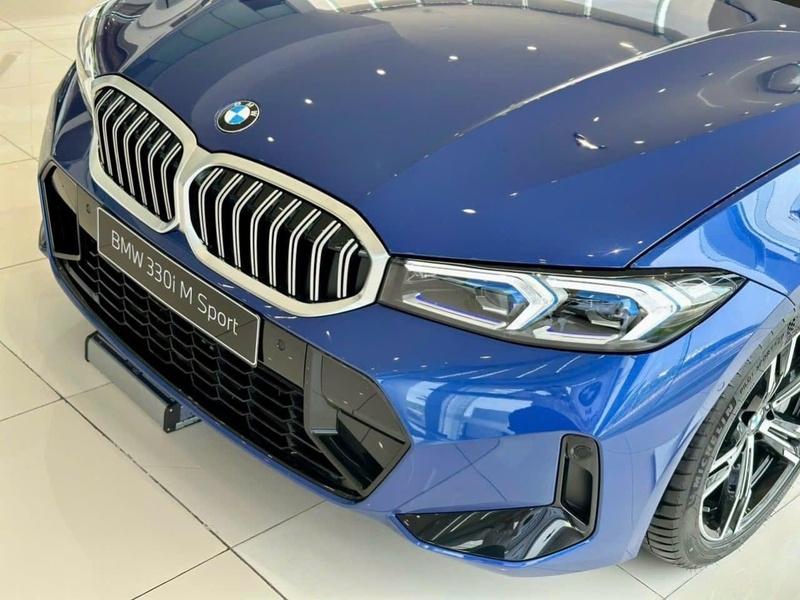 330i m sport portimao blue 8 Giá xe BMW 330i M Sport 2023 | Giá lăn bánh 330i M Sport